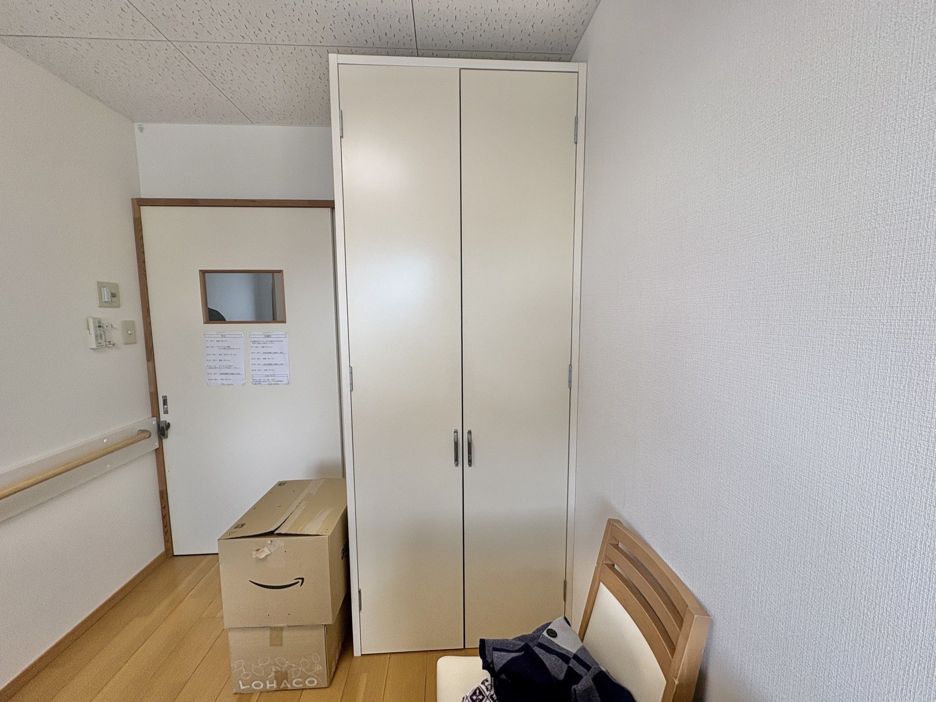 収納と椅子のある部屋