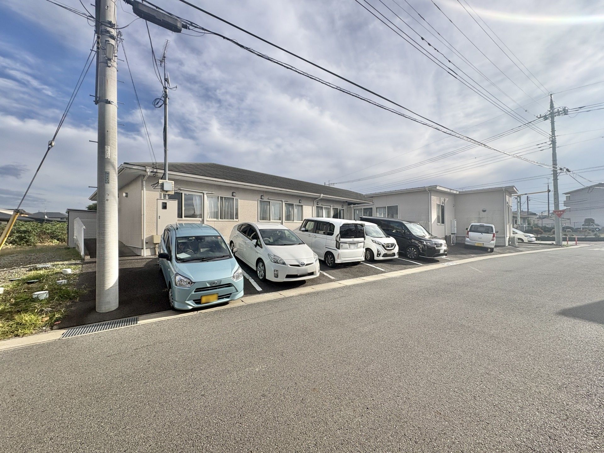 駐車場のある建物外観