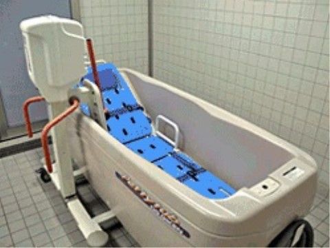 「麻姑の離宮 西大寺」の機械浴室。介護度の高い方でも、体を清潔に保つことができる。