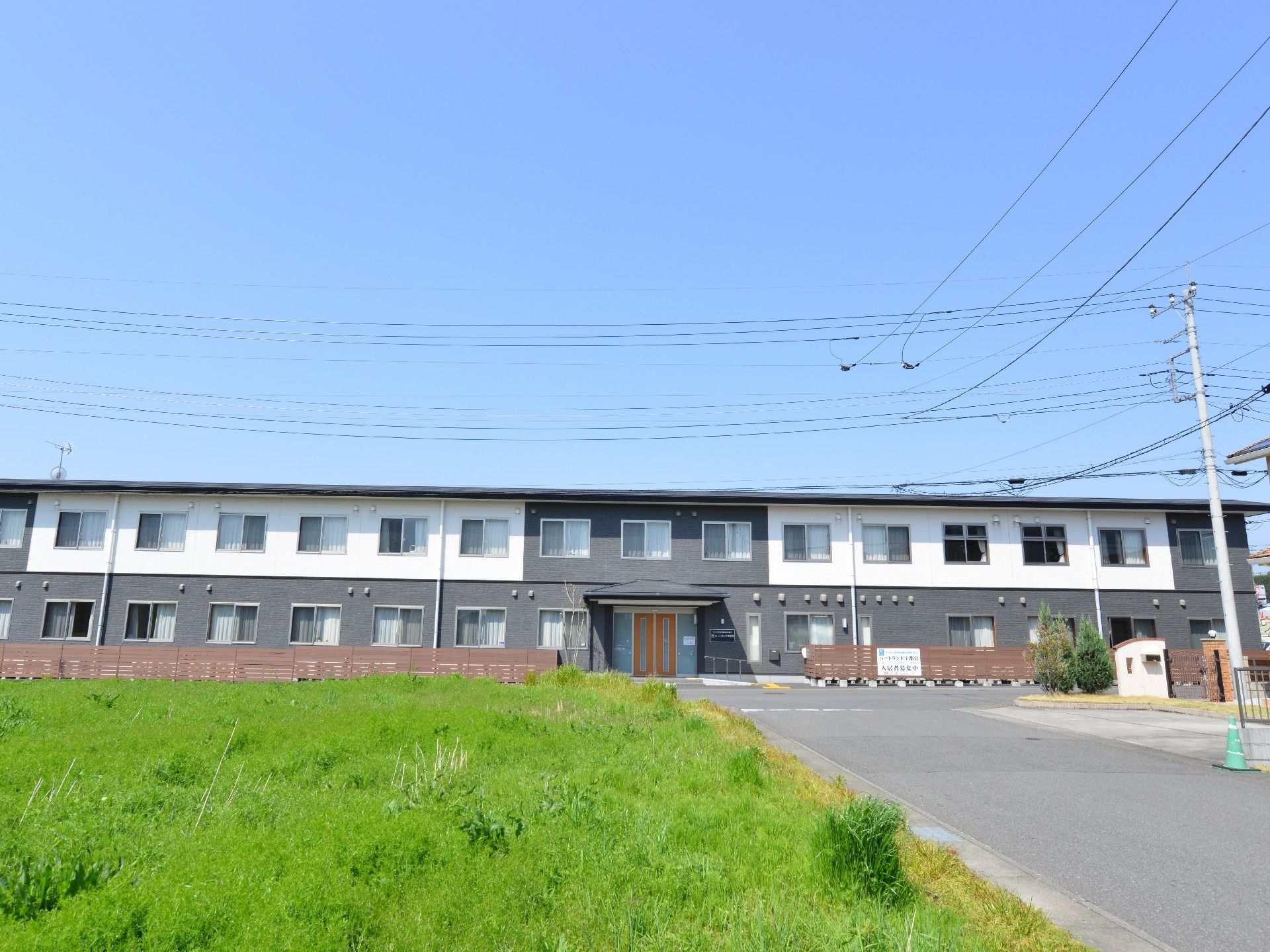 自然豊かな土地に建てられたホームの外観。