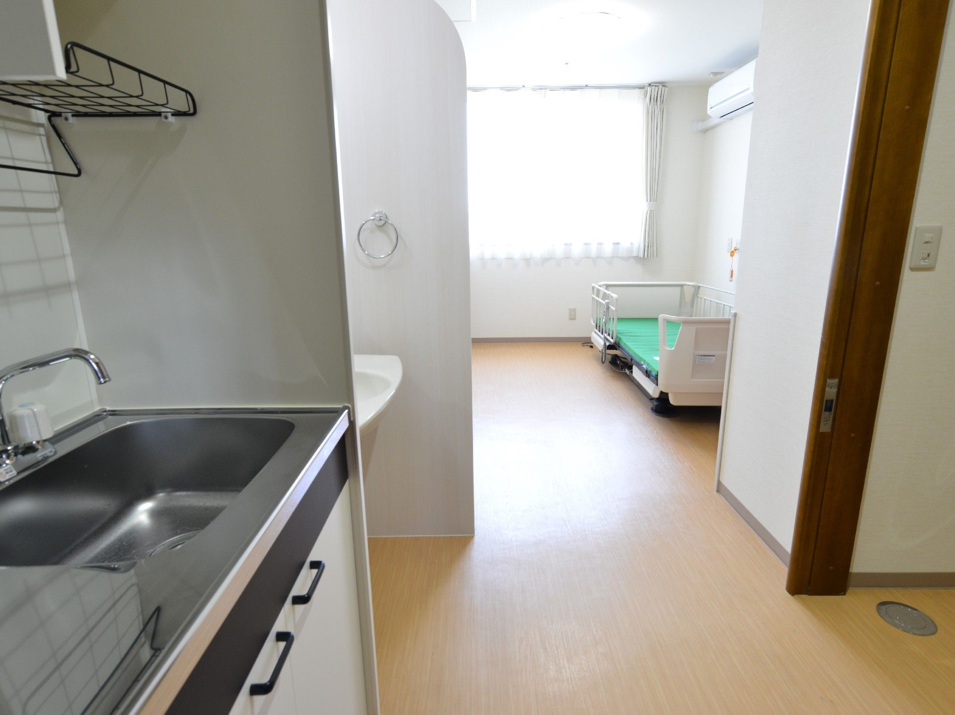 洗面台、ミニキッチン、トイレを完備している居室。