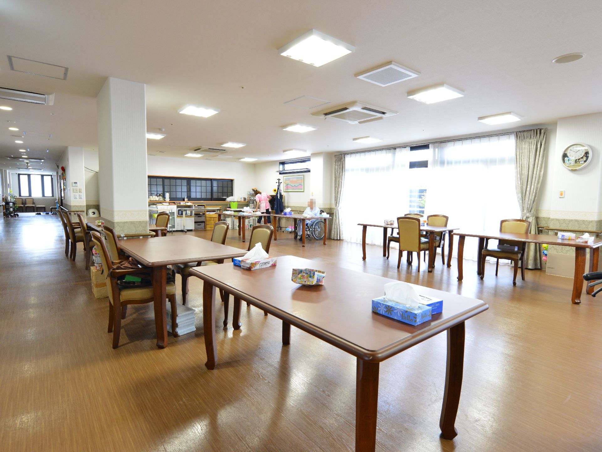 部屋そのものの広さもそうだが、大きく取られた開口部から取り入れる外の光の多さも開放感の演出の一部を担っている。