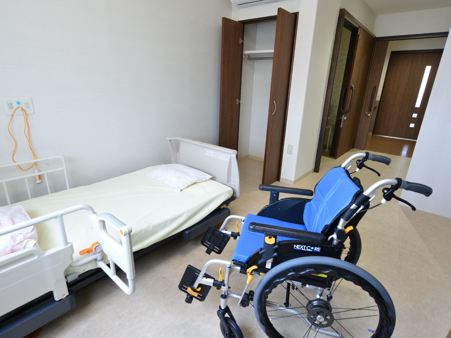 窓側から居室を見たところ。収納スペースや水回り、トイレなどが入り口付近にまとまっている一般的な造りになっている。