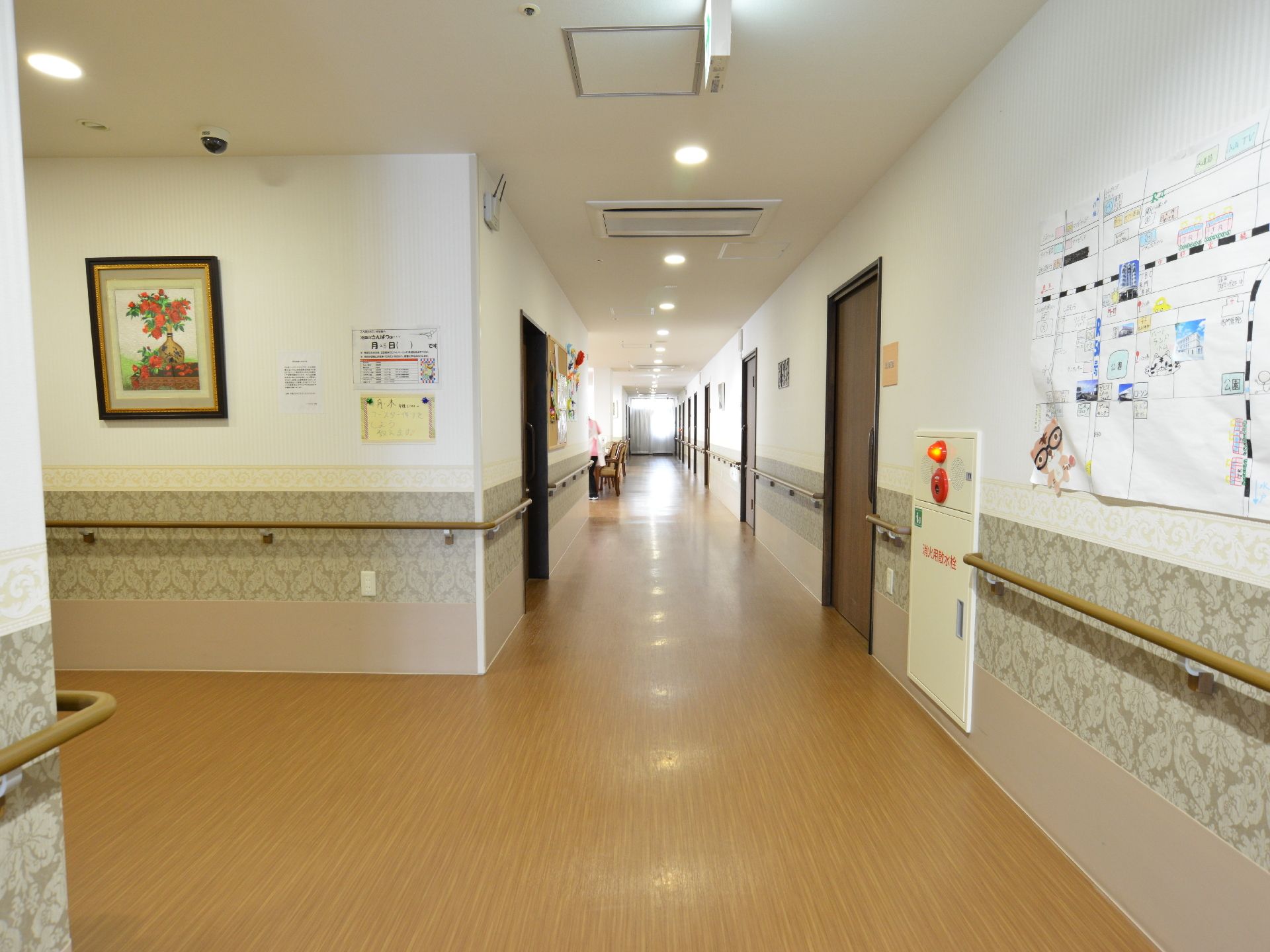 施設の廊下の様子。幅は広く、手すりのある壁も綺麗で額縁入りの絵なども飾られており、豪華なホテルに近い印象がある。