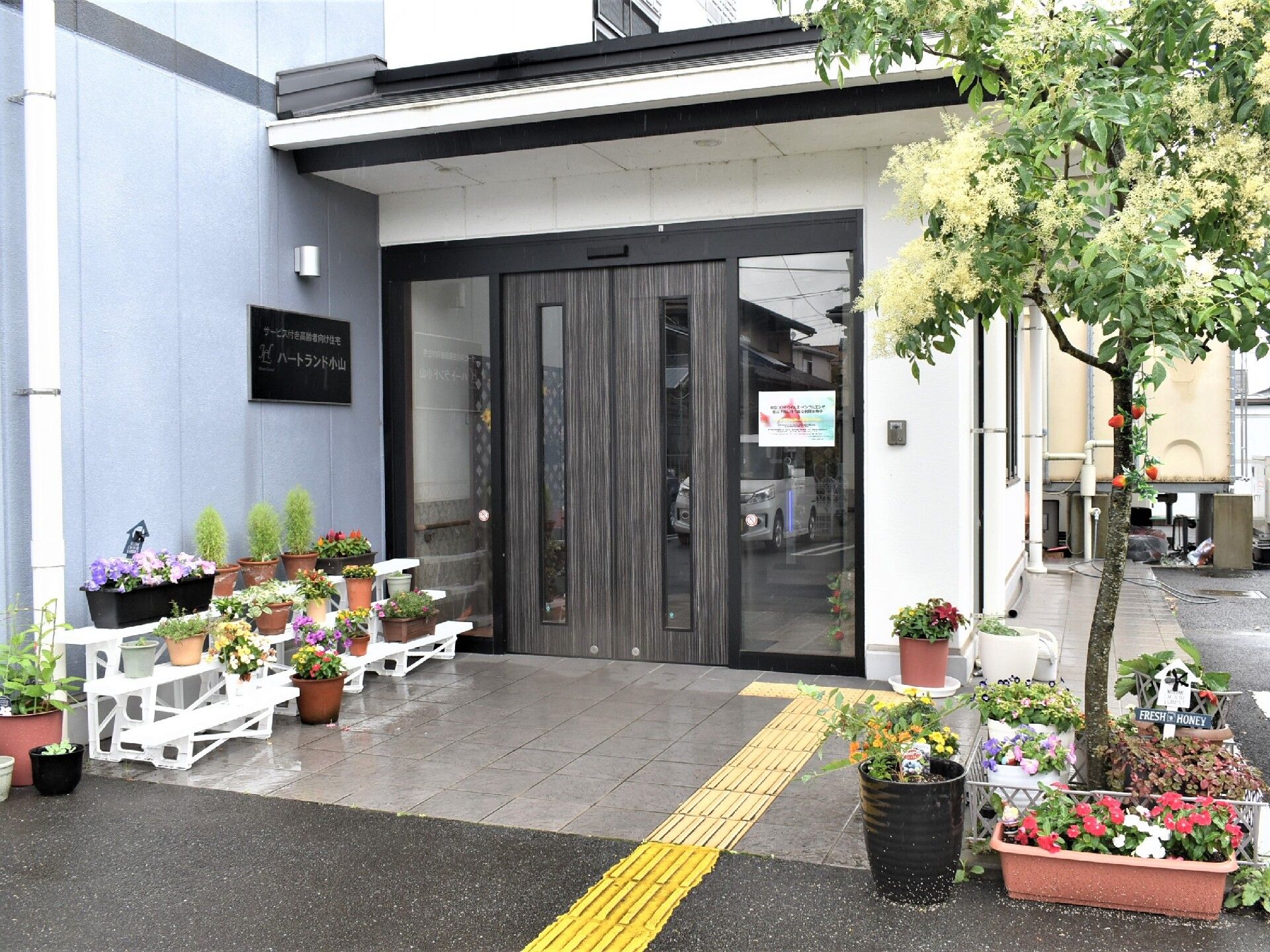 花に囲まれたエントランス