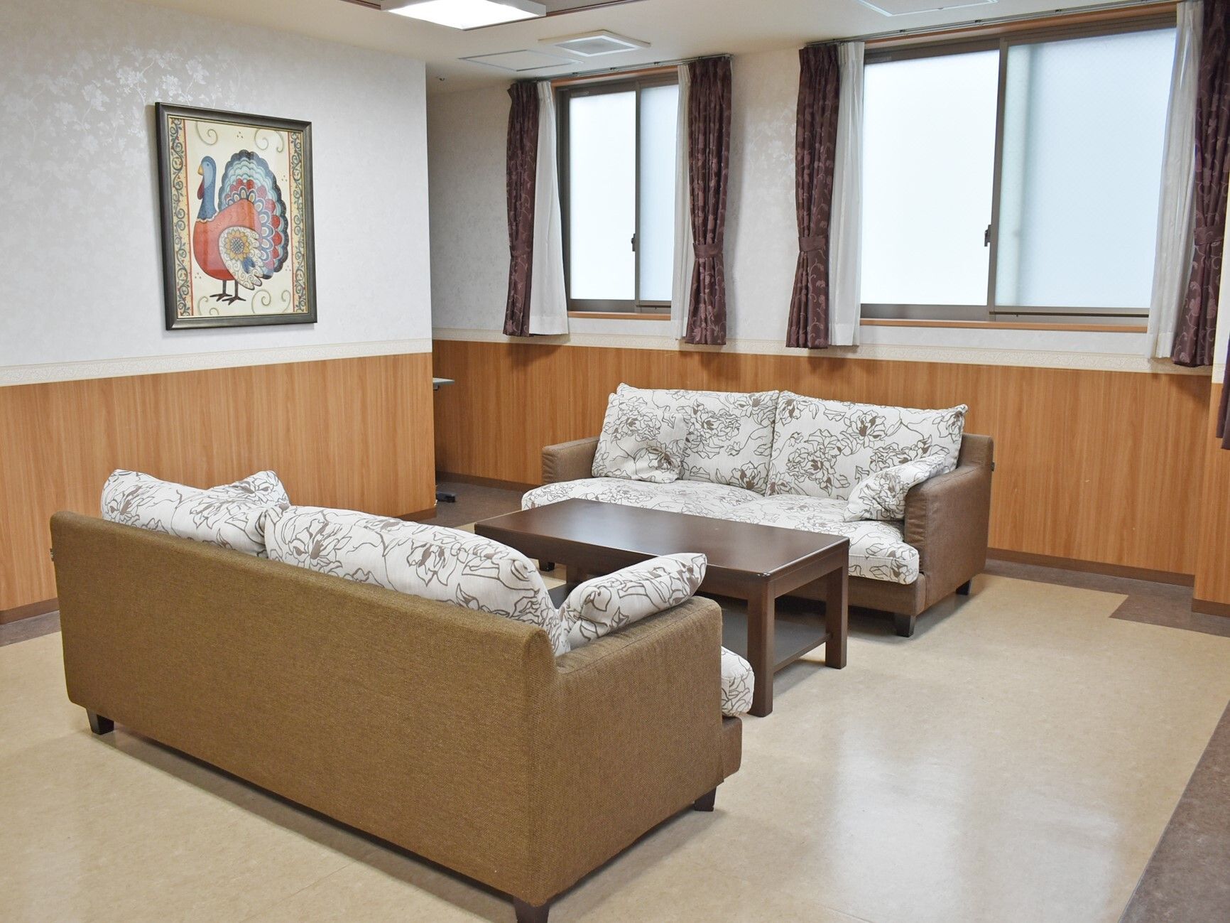 広い食堂には、４人掛けのテーブルが数多く並んでおり、それぞれの間は余裕を持って開けられている。ソファーセットも置かれている。