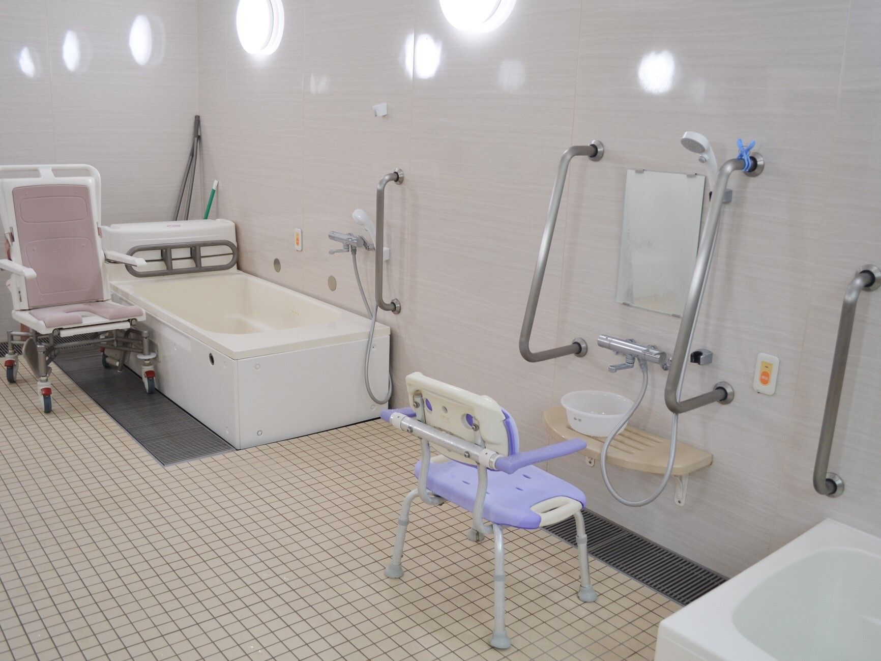 手すりが多く備わっている浴室である。個人的に使用することができる浴室であり、緊急時呼び出しボタンがある。