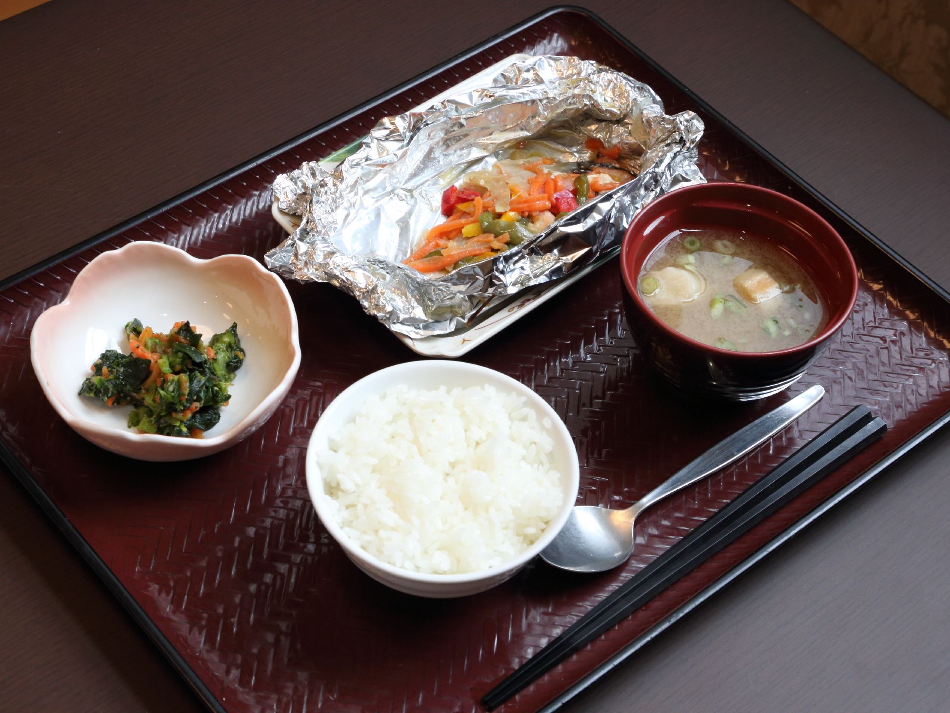 メニューがお魚のホイル焼き、野菜の和え物、汁物、ご飯というある日の食事