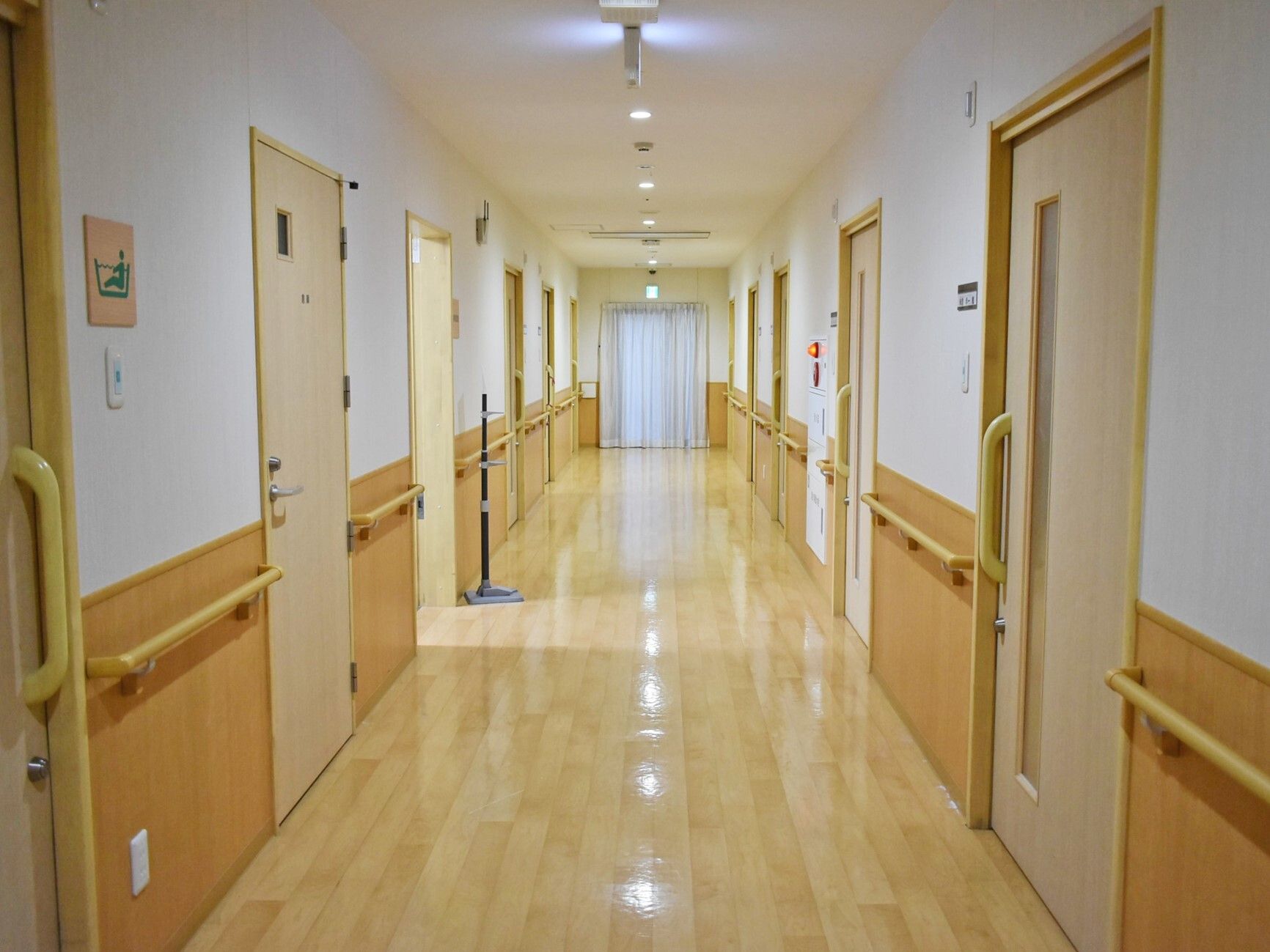 手すりがまんばんなく設置された廊下