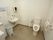 ウォシュレット完備のトイレは、手すりも両側に設けた安心構造。不要な作業負荷を除くため便器の蓋を撤去してある。