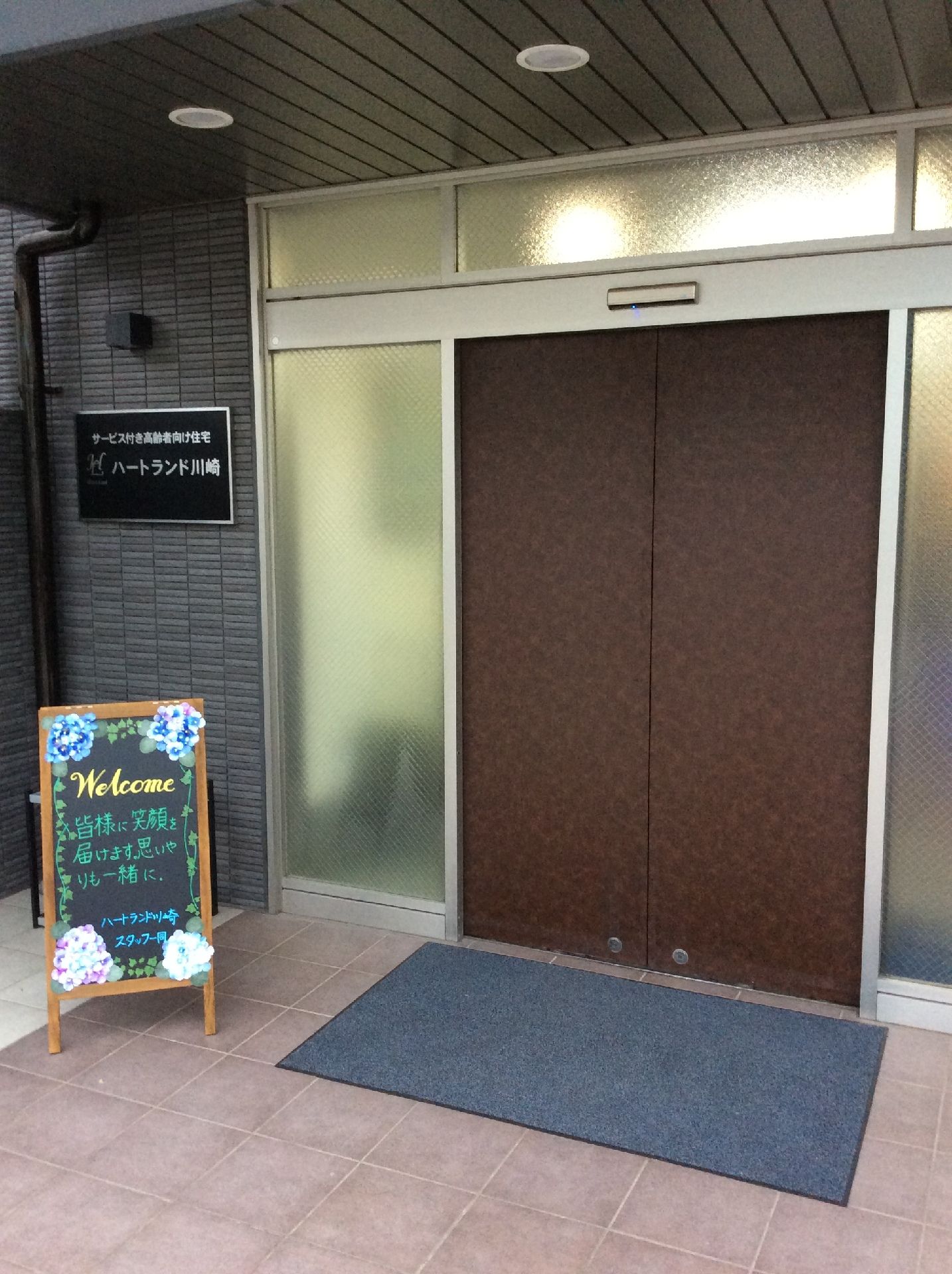 フラットな造りで自動ドアが設置された施設の入り口