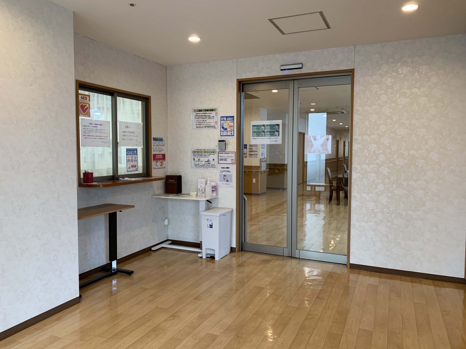 明るい受付と食堂入口