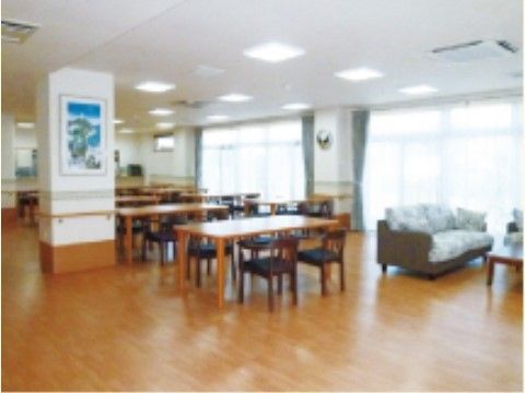 明るく広々とした食堂