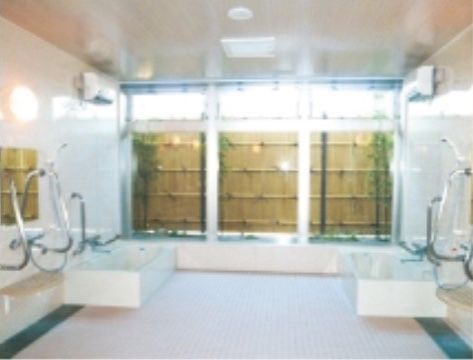 バリアフリー設計の浴室