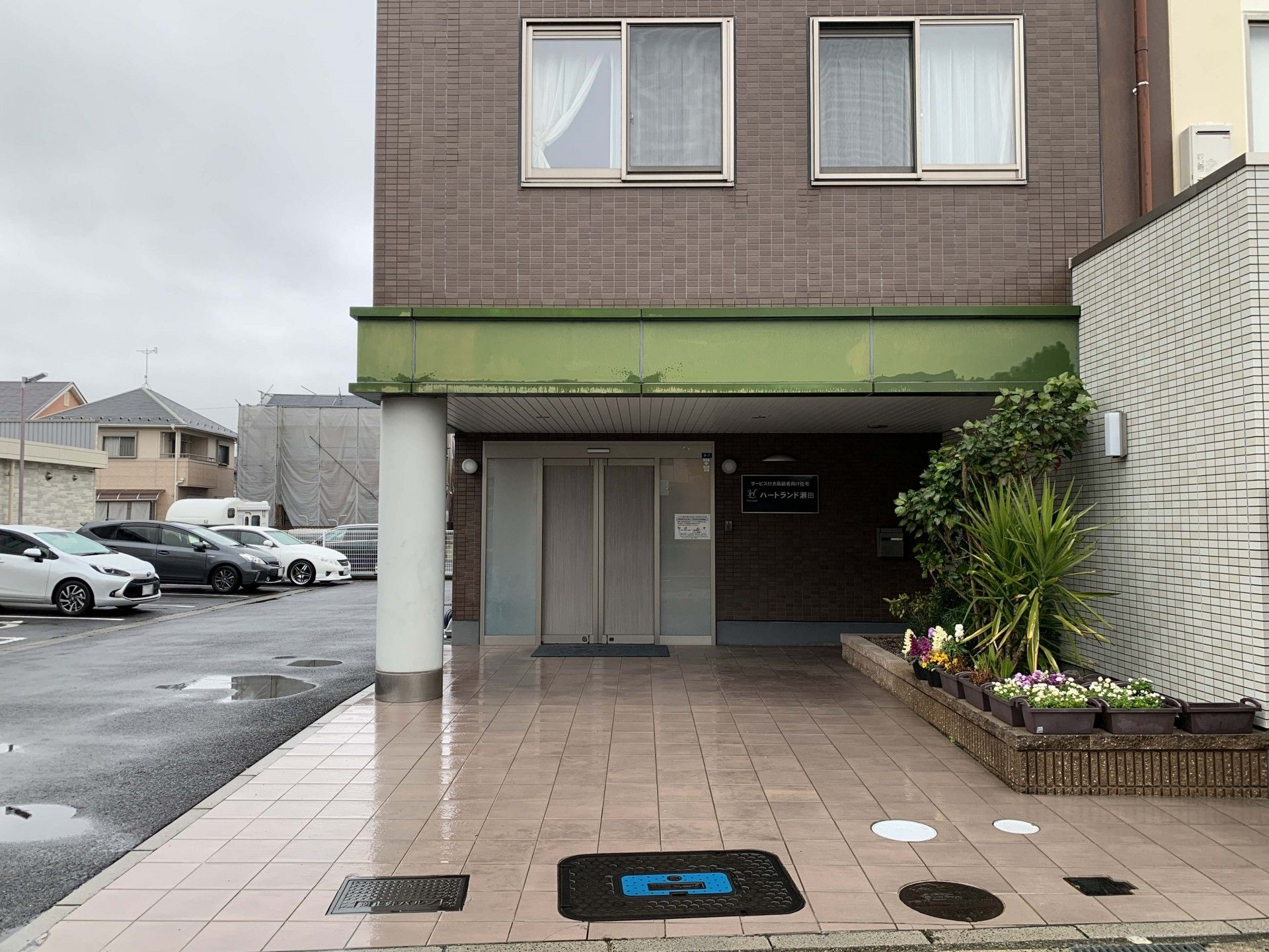 入り口と植栽のある建物
