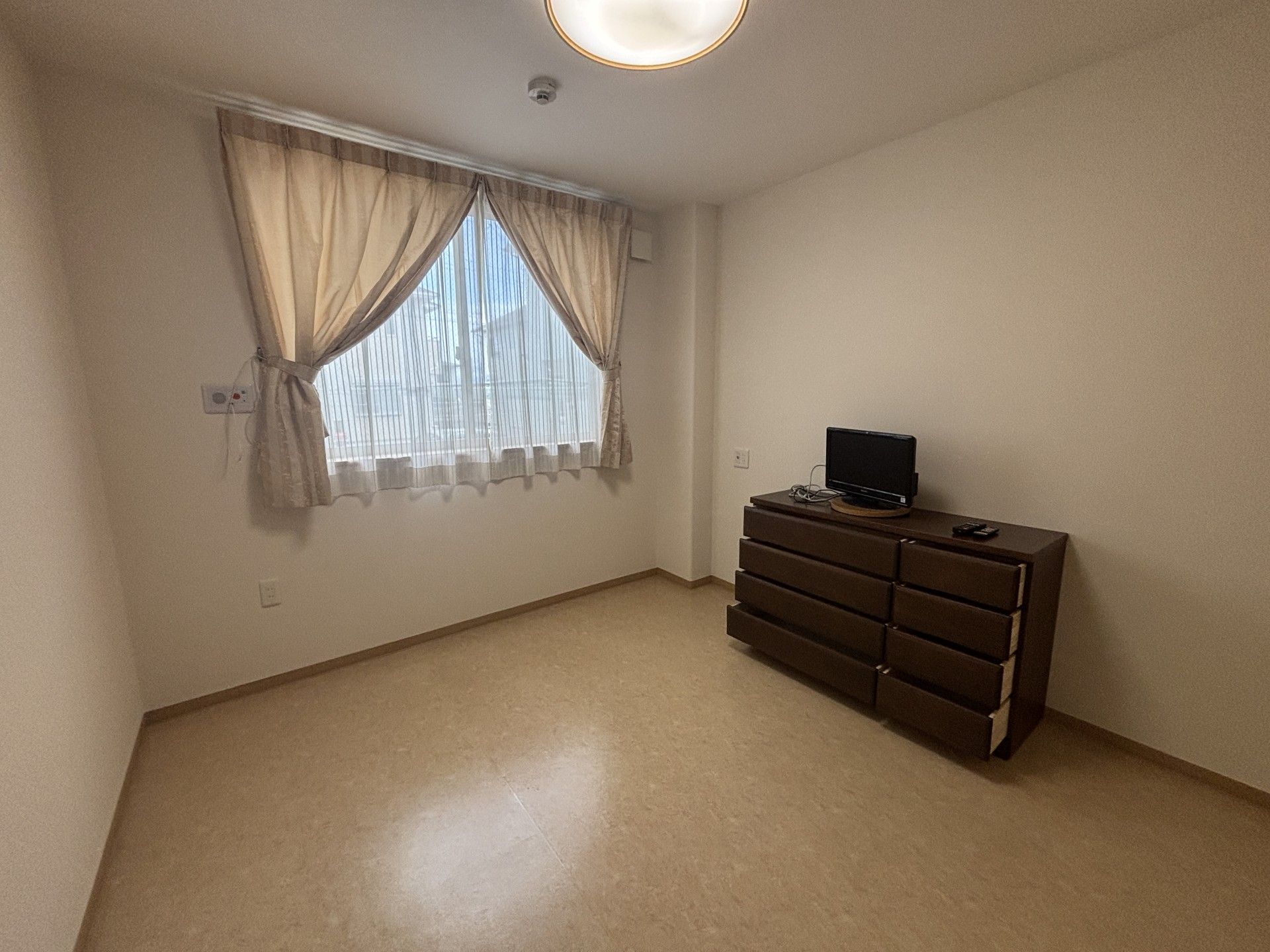 窓際のシンプルな部屋