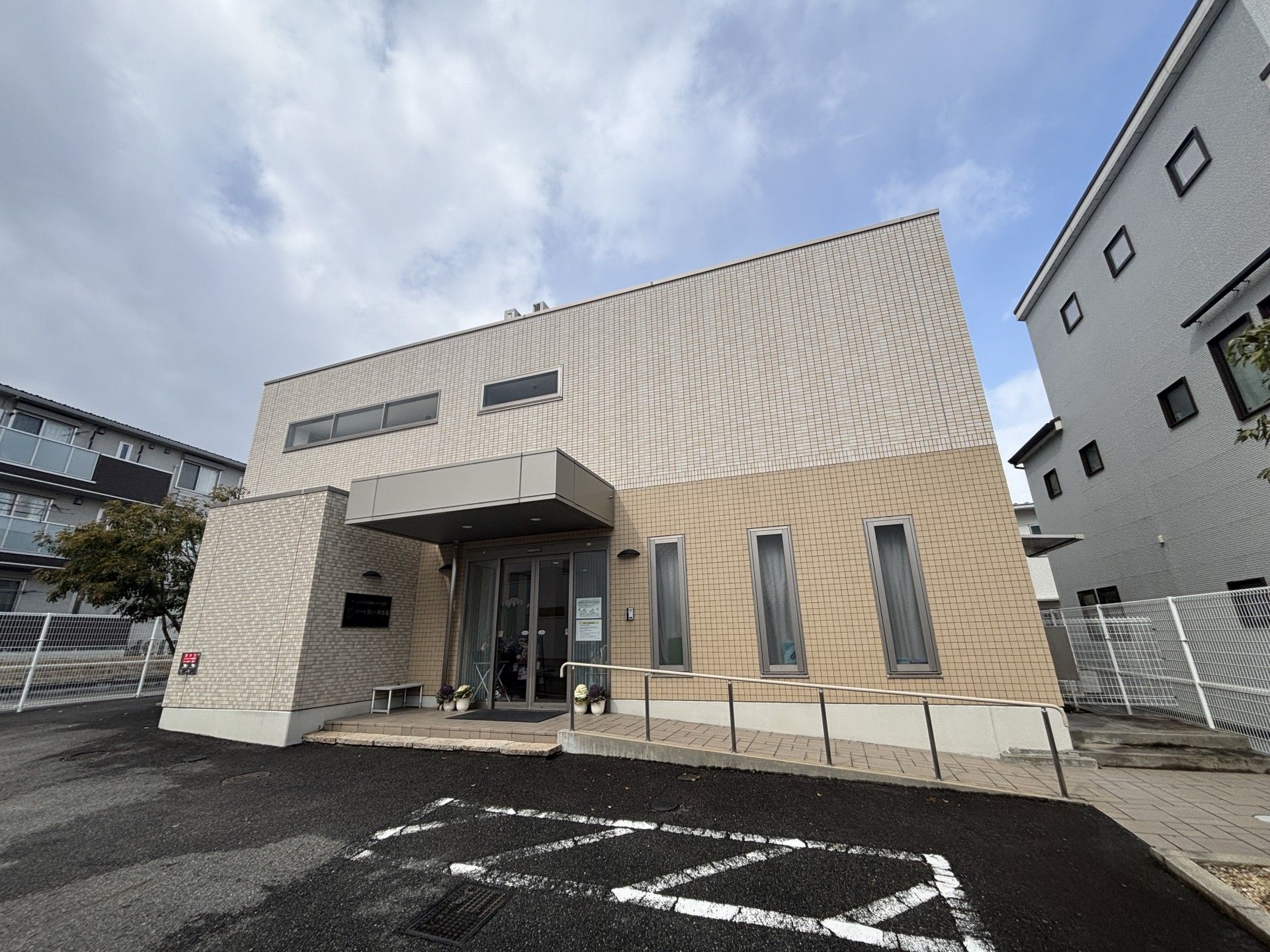 落ち着いた外観の建物