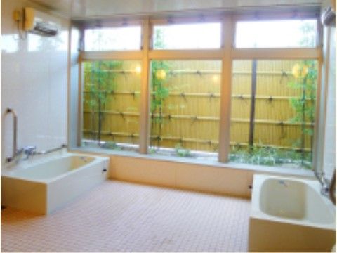 快適な明るい浴室