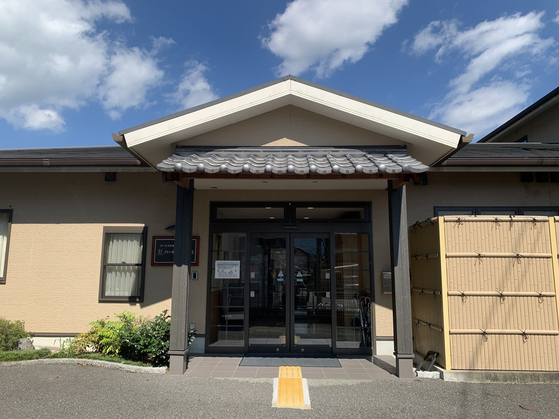 明るい入口の建物