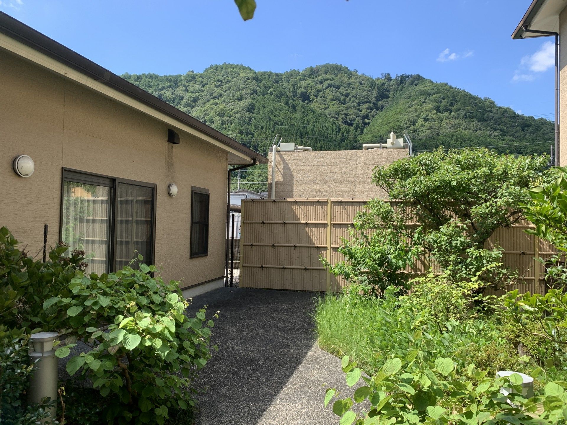 自然に囲まれた建物外観