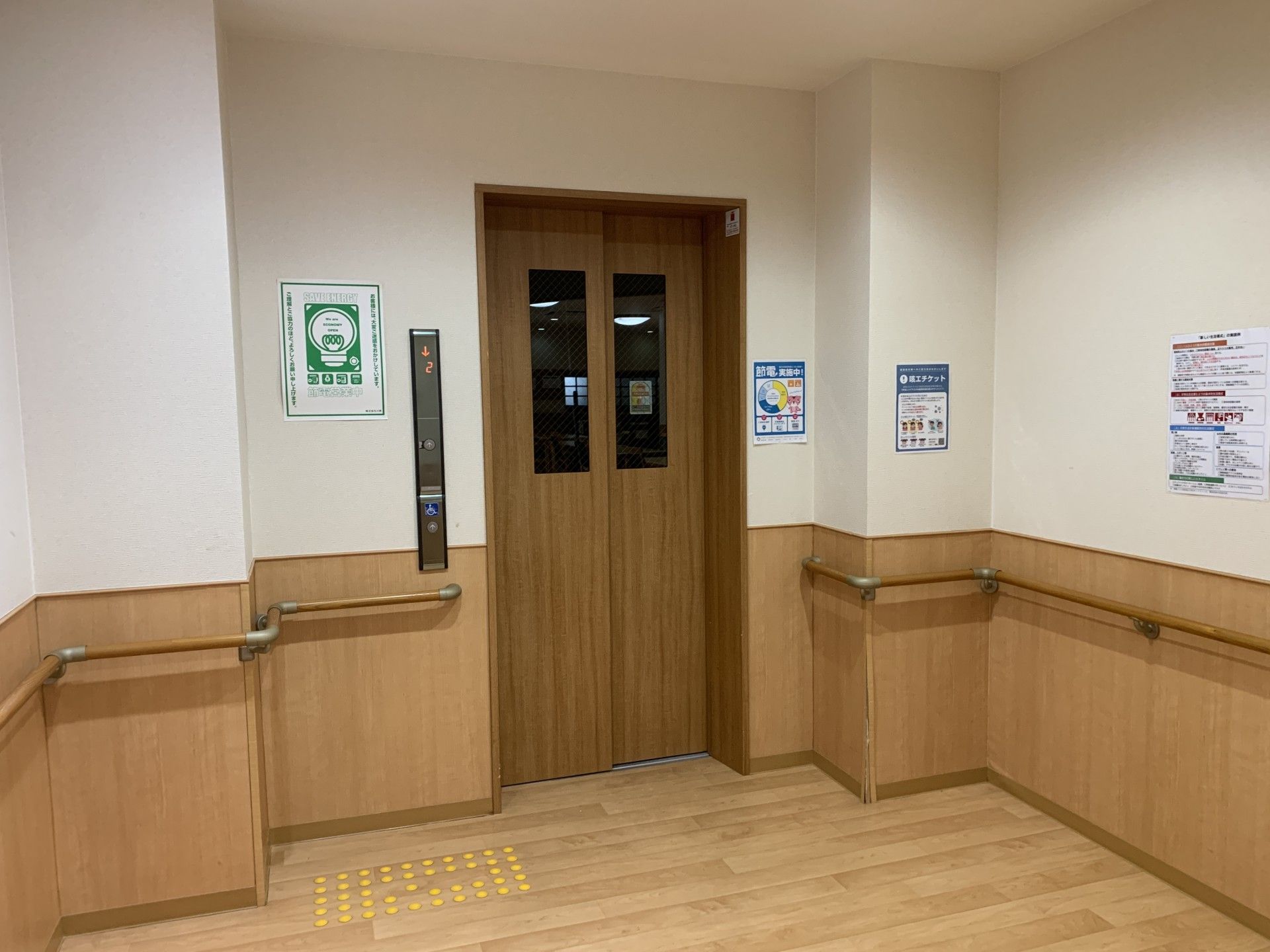 バリアフリー設計の出入口