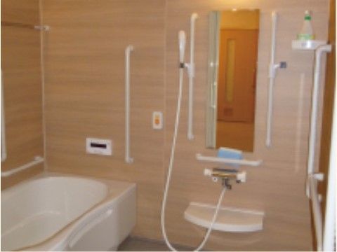 バリアフリー設計の浴室