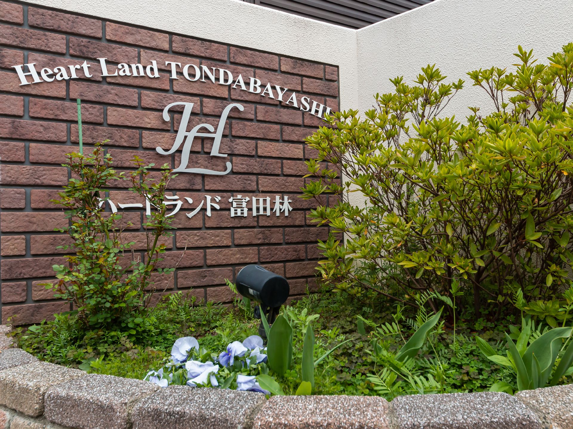 エントランス付近に設置されている、施設の名前やロゴが書かれている壁