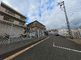屋外の看板付き交差点