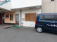 ケアハウス外観と送迎車