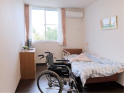 清潔な個室と車椅子