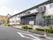 ゆったりとした外観の建物