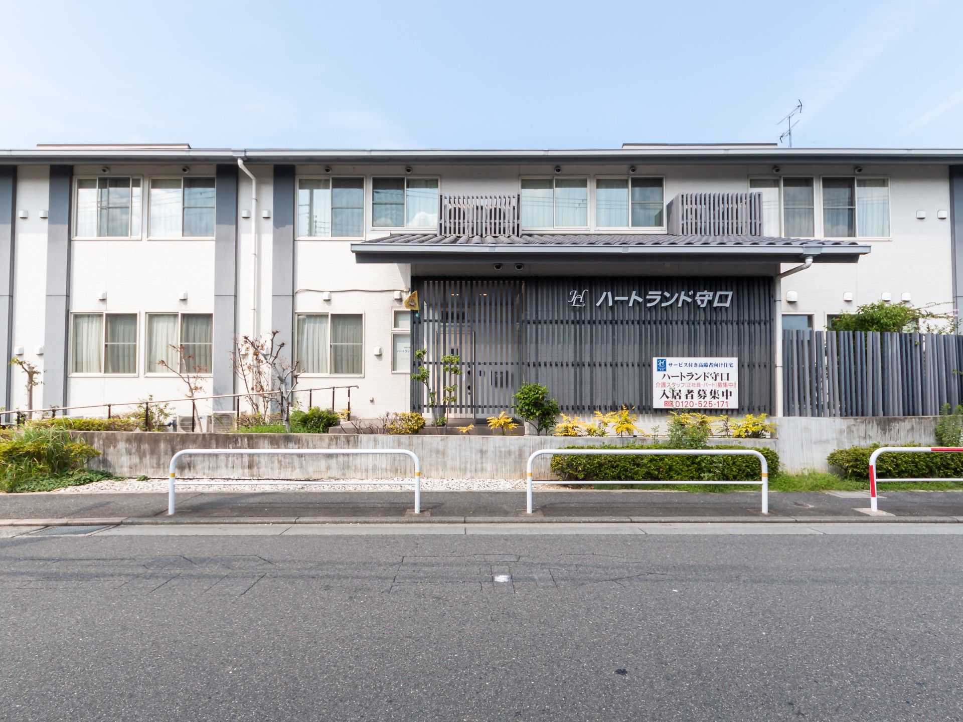 ゆったりとした外観の建物