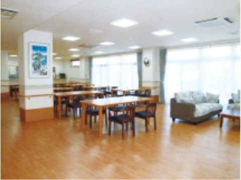 明るく広々とした食堂