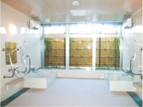 明るく清潔な浴室