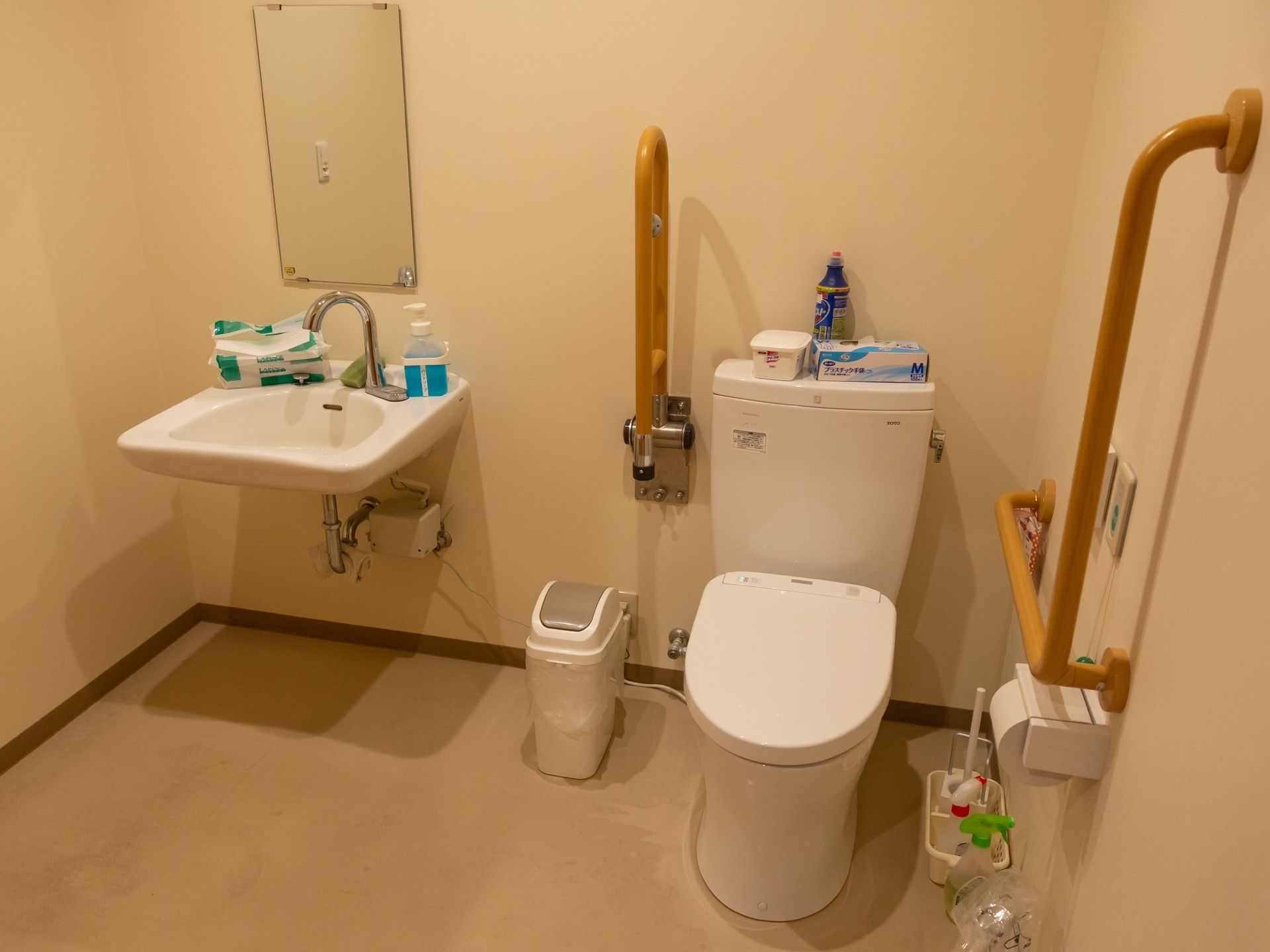 広々としたトイレには温水洗浄便座が完備されている。また、緊急ボタンを押すことで職員を呼ぶことができる。