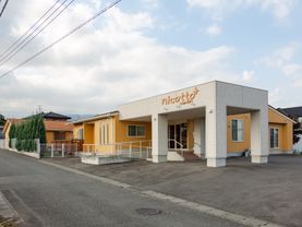 閑静な住宅街の中に施設がある。駐車スペースは広々としており、車での来訪でも問題なく対応できるようになっている。