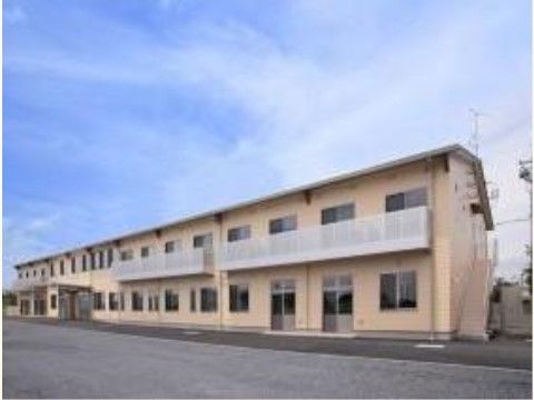 鉄骨造りの地上2階建て施設である。窓には、転落防止用の柵が設置されている。外階段が建物の右側に設けられている。