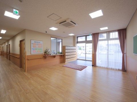 広々としたバリアフリーのエントランスホールである。防犯面を考慮して、スタッフが常駐する受付が設けられている。