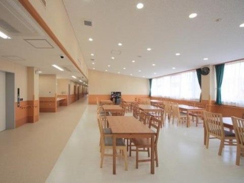 エレベーターがそのまま直結している、広々とした食堂