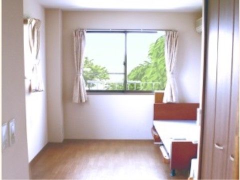 部屋の2つの壁に窓がついている、自然光で明るい個室