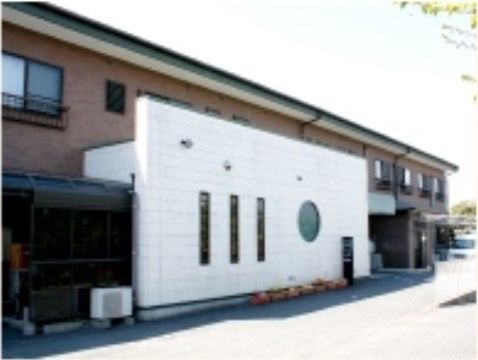 「ヴェルデ北条」の外観。ブラウン色とホワイト色の2階建ての階建ての介護付き有料老人ホームである。