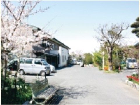 「ヴェルデ北条」の駐車場。お車でアクセスされた方に、無料駐車スペースを用意している。