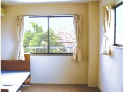 「ヴェルデ北条」の居室Sタイプ。夏場は2面の窓を開けることで、空気が循環し風通しが良い。