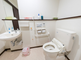 バリアフリー設計のトイレ空間