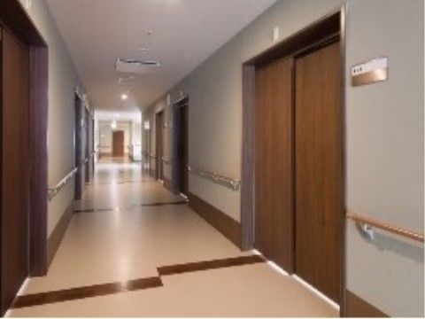 「鹿命舘ガーデン」の廊下。扉は全て引き戸になっており、廊下にゆとりや軽い力で開けられる。