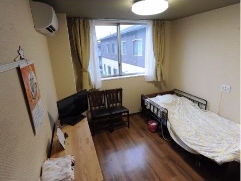 「鹿命舘ガーデン」の居室。自由に家具を設置でき、入居者様の思い思いの場になっている。