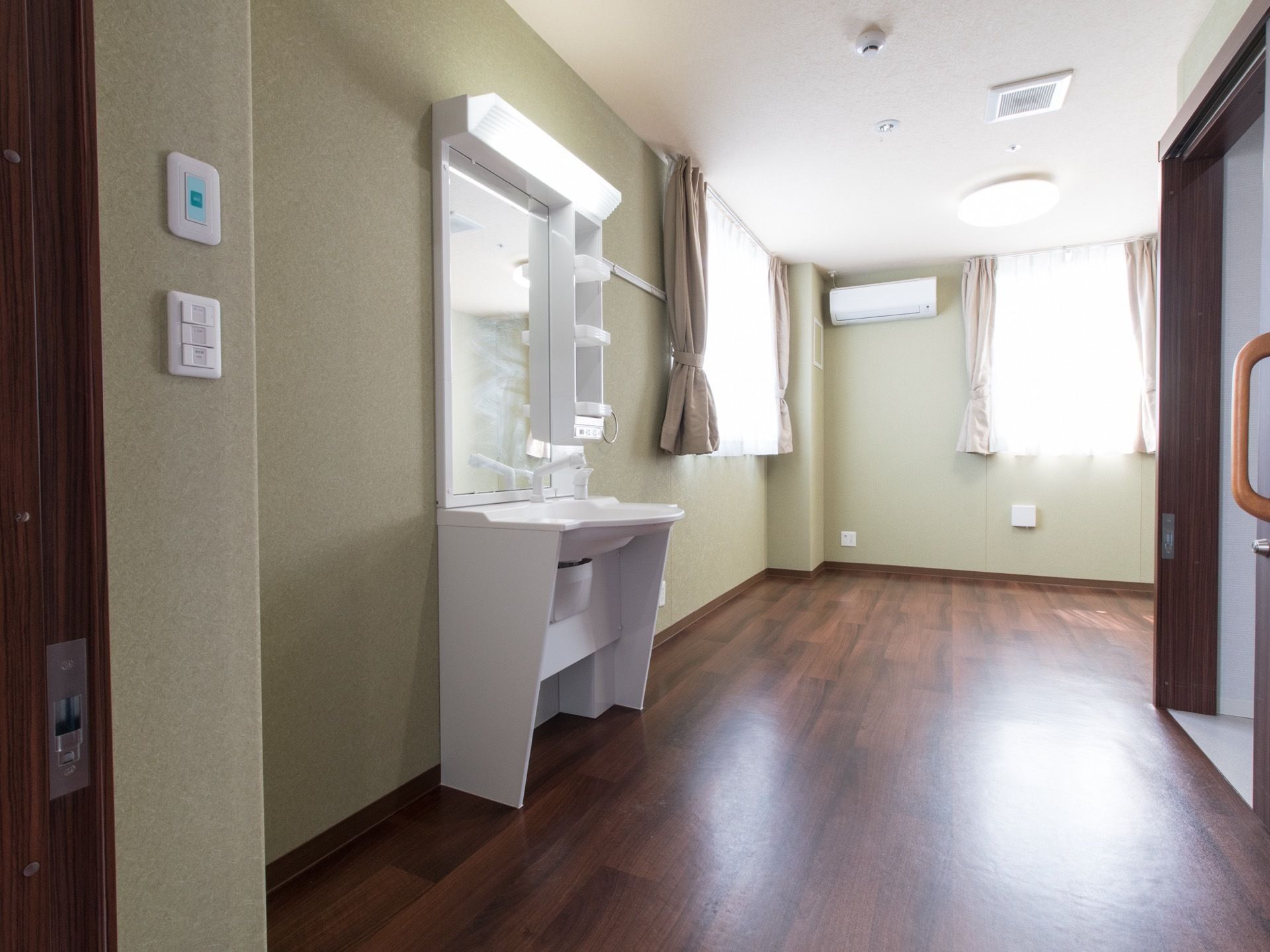 空間に余裕を持たせた居室である。洗面台やエアコン、トイレが完備されている。日差しが差し込む窓が２箇所ある。
