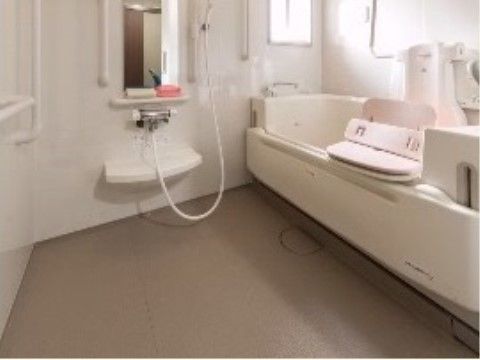 「鹿命舘ガーデン」のリフト浴。機械動いて、入居者様への負担を減らしている。