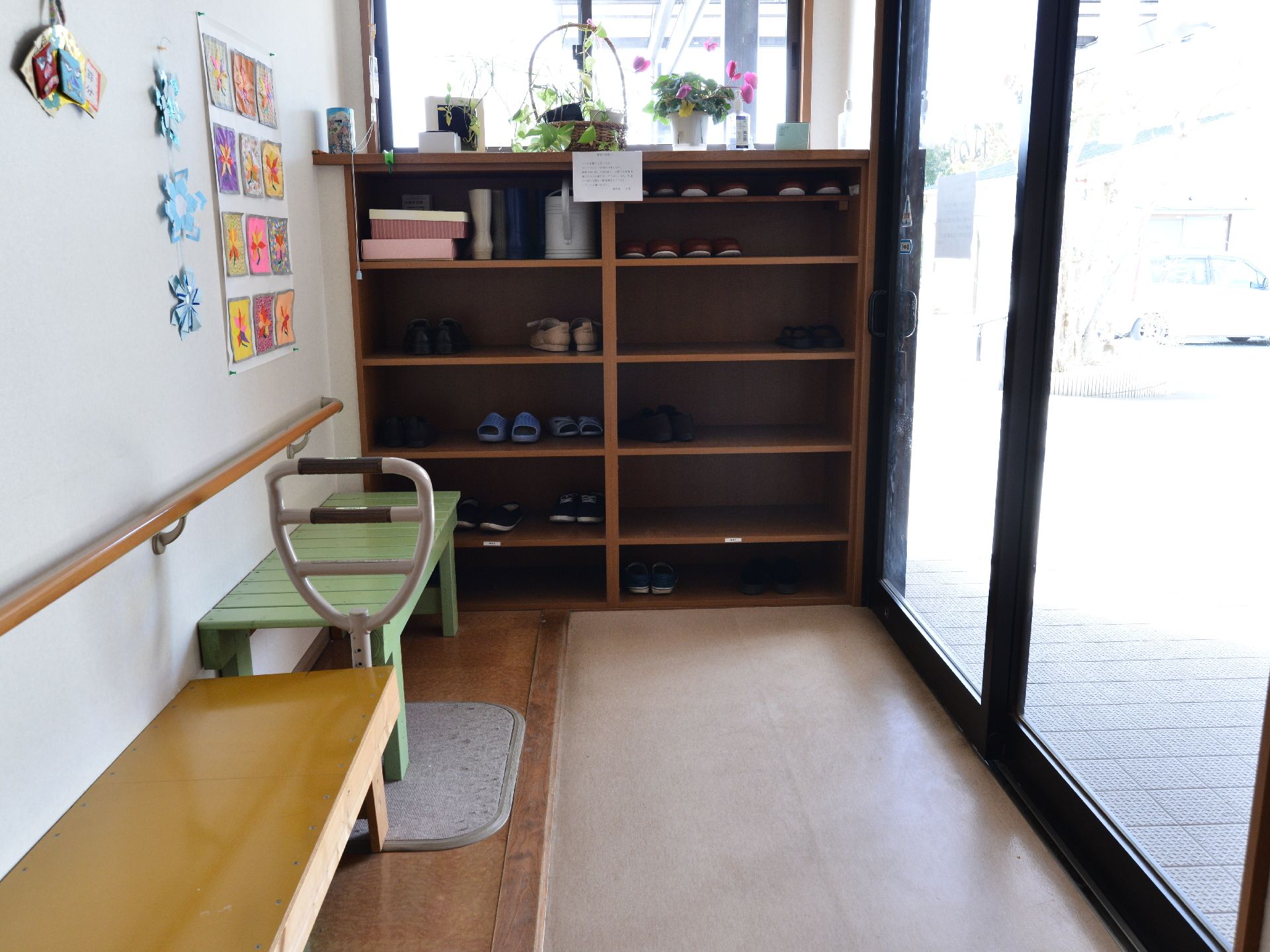 出入り口には長椅子を2脚設置して、履物の着脱が楽になるよう配慮した。固定式の杖も設けられており、立ち上がる際のサポートにしている。