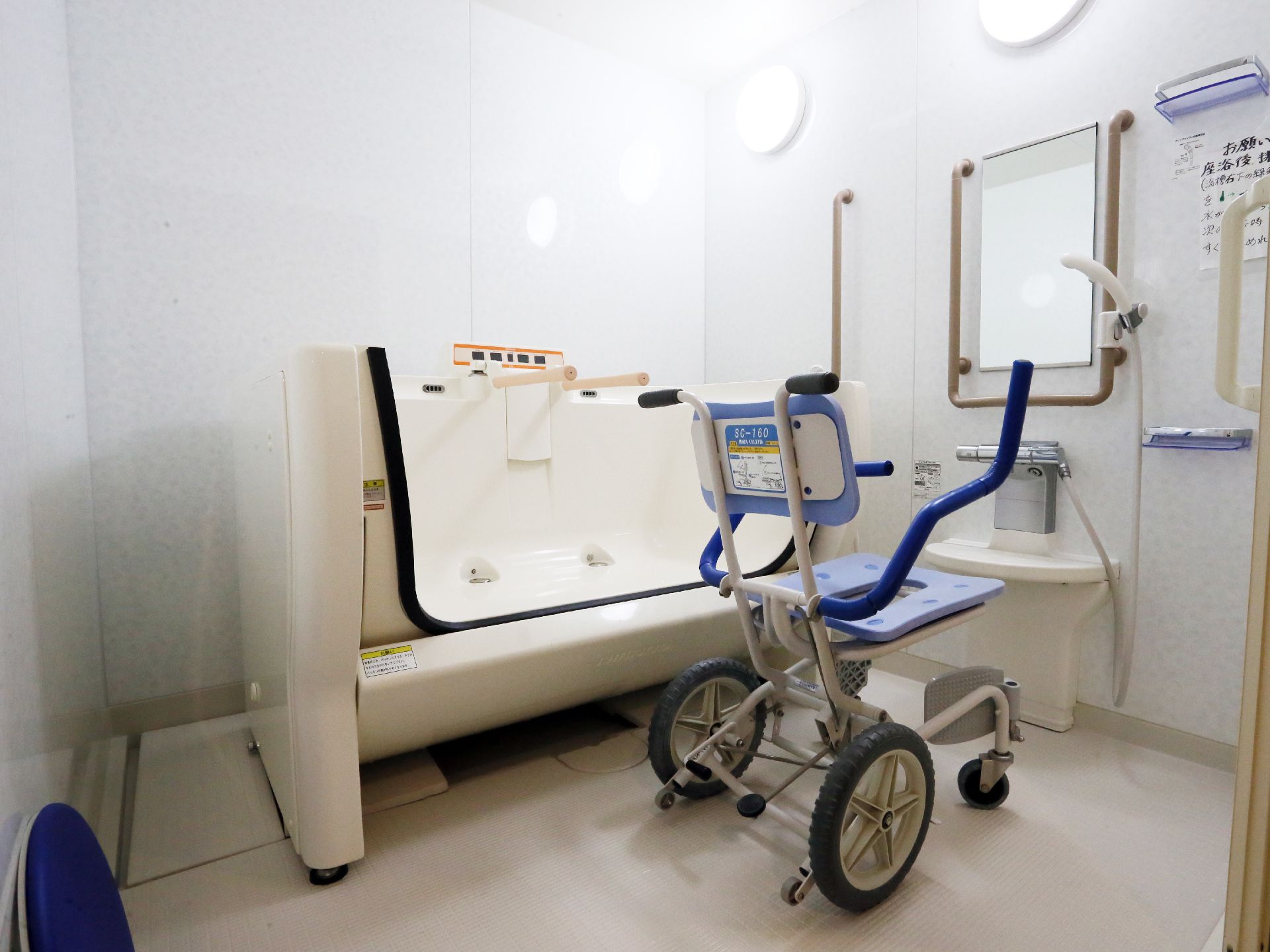 浴場には、車椅子に座った姿勢のままで全身浴が可能な機械浴室が備えられている。ゆっくりとくつろいで入浴を楽しんでいただける。